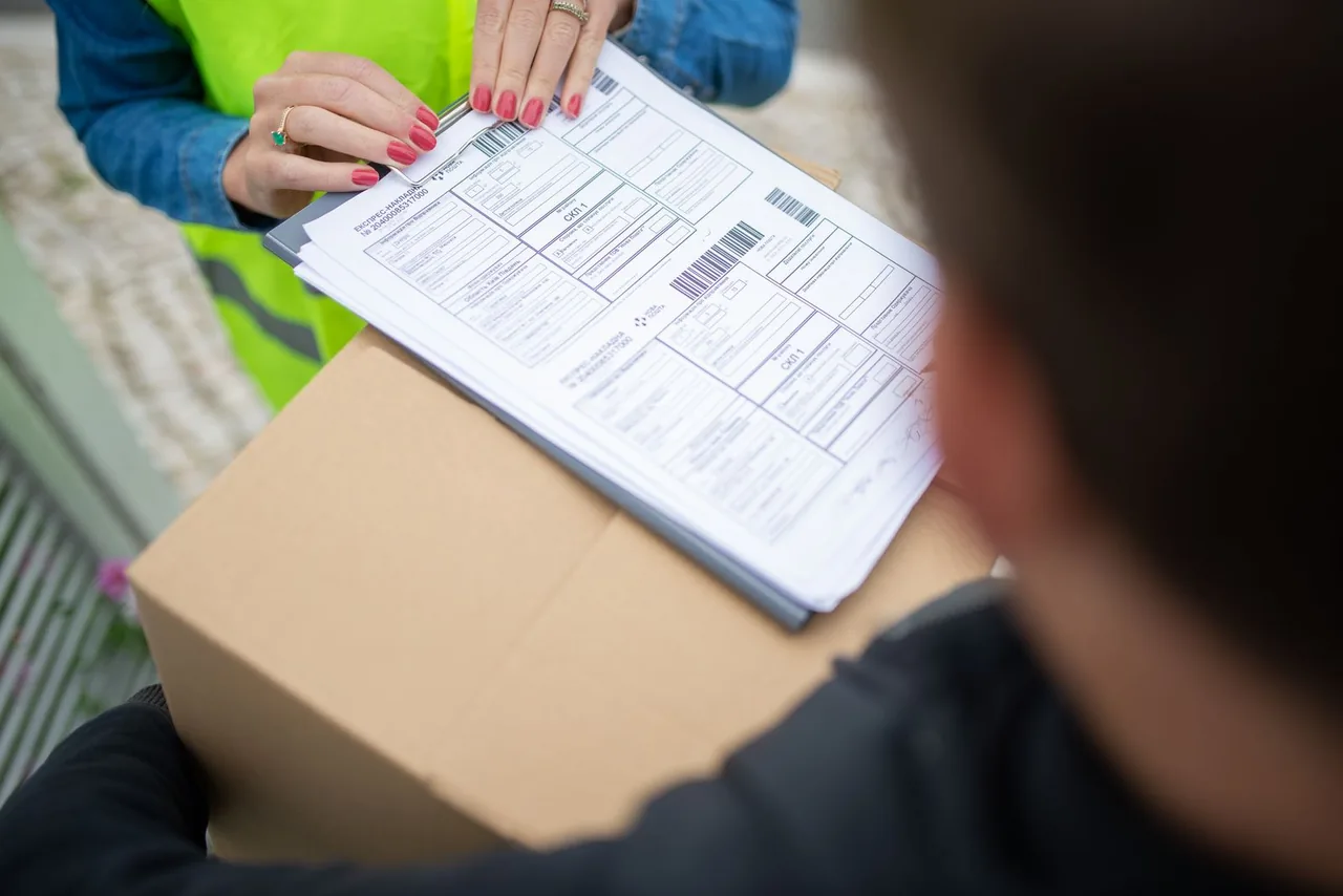 Remise d’un colis et vérification du document de livraison.